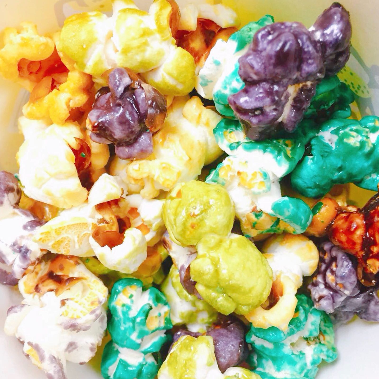 Pop corn and Candy floss with servers: birthday parties hong kong childrens shows magic juggling functions birthdays party hong kong 生日會派對、小丑、扭汽球、­雜耍雜技, 舞蹈  遊戲, 小丑扭汽球、雜耍雜技