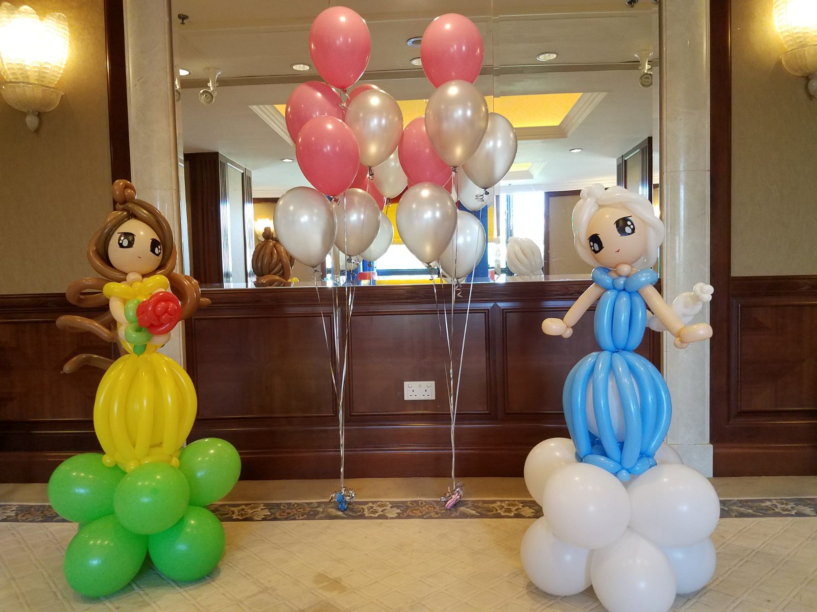 Balloon Decorations: birthday parties hong kong childrens shows magic juggling functions birthdays party hong kong 生日會派對、小丑、扭汽球、­雜耍雜技, 舞蹈  遊戲, 小丑扭汽球、雜耍雜技