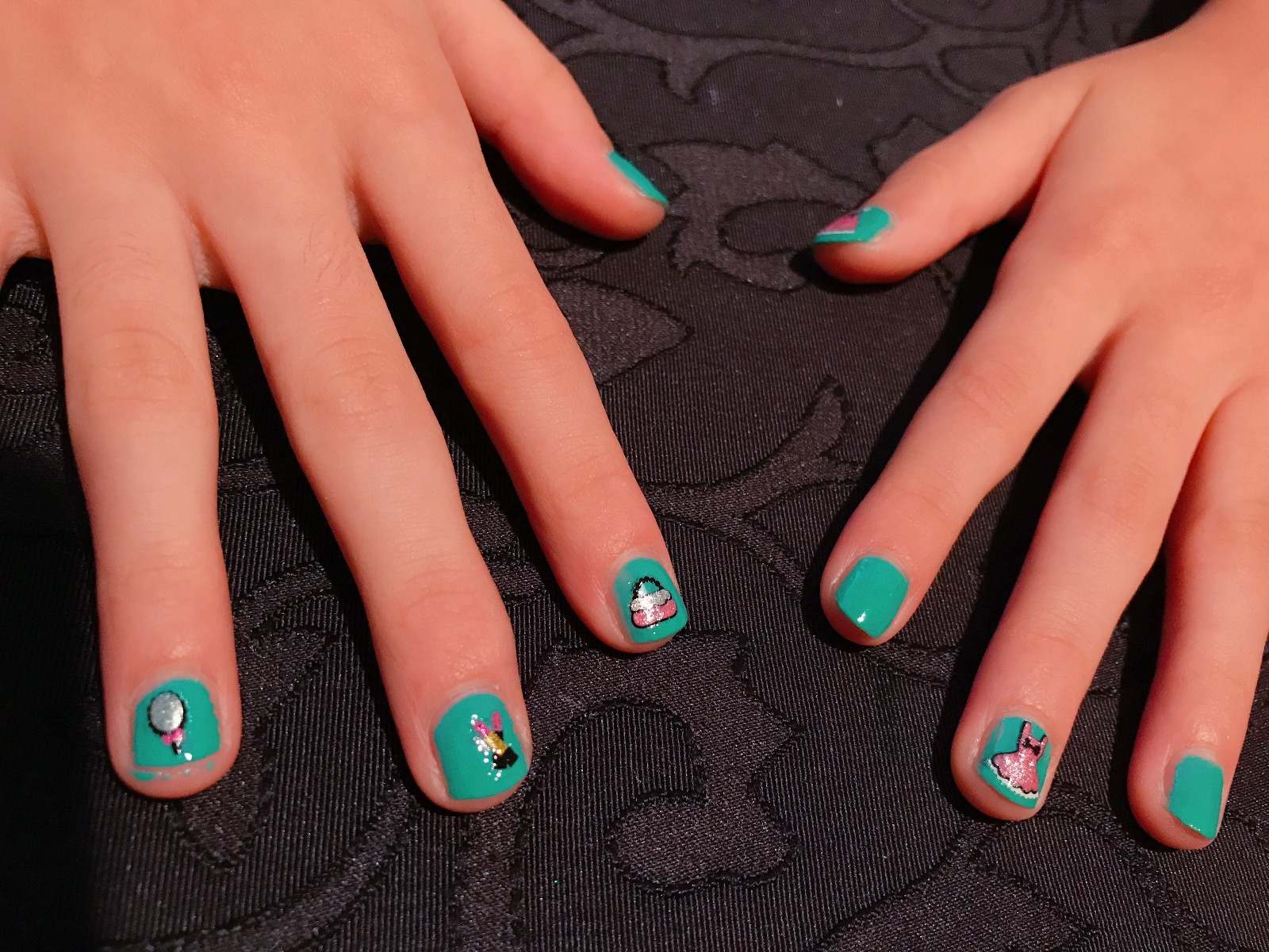 Nail Art: birthday parties hong kong childrens shows magic juggling functions birthdays party hong kong 生日會派對、小丑、扭汽球、­雜耍雜技, 舞蹈  遊戲, 小丑扭汽球、雜耍雜技