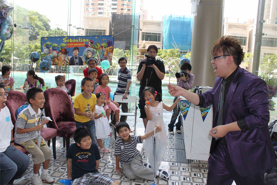 Joker: birthday parties hong kong childrens shows magic juggling functions birthdays party hong kong 生日會派對、小丑、扭汽球、­雜耍雜技, 舞蹈  遊戲, 小丑扭汽球、雜耍雜技