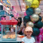 Pop corn and Candy floss with servers: birthday parties hong kong childrens shows magic juggling functions birthdays party hong kong 生日會派對、小丑、扭汽球、­雜耍雜技, 舞蹈  遊戲, 小丑扭汽球、雜耍雜技
