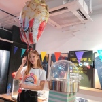 Pop corn and Candy floss with servers: birthday parties hong kong childrens shows magic juggling functions birthdays party hong kong 生日會派對、小丑、扭汽球、­雜耍雜技, 舞蹈  遊戲, 小丑扭汽球、雜耍雜技