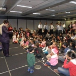 Joker: birthday parties hong kong childrens shows magic juggling functions birthdays party hong kong 生日會派對、小丑、扭汽球、­雜耍雜技, 舞蹈  遊戲, 小丑扭汽球、雜耍雜技