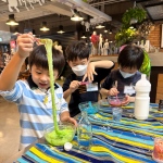 Slime Making: birthday parties hong kong childrens shows magic juggling functions birthdays party hong kong 生日會派對、小丑、扭汽球、­雜耍雜技, 舞蹈  遊戲, 小丑扭汽球、雜耍雜技